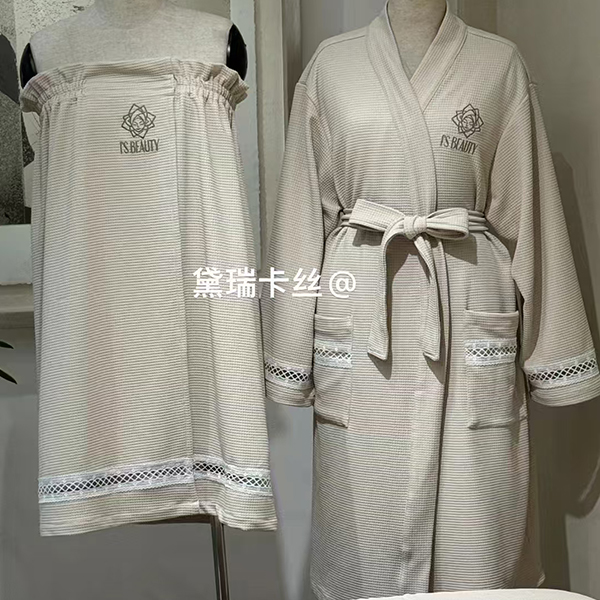 White Velvet Bathrobe Suitable For Beauty Salons,  Comfortable Fabric Soft