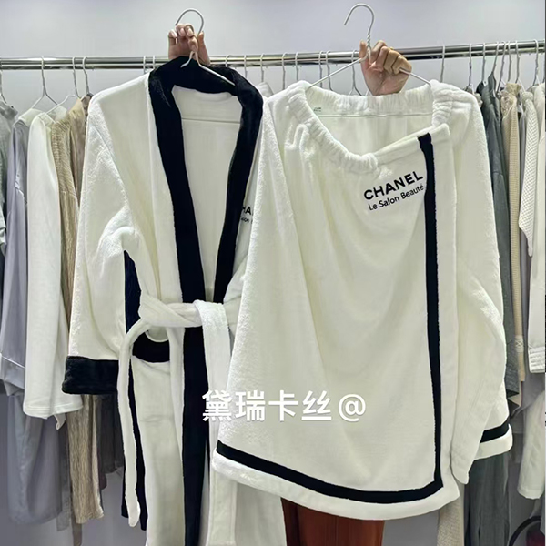 White Velvet Bathrobe Suitable For Beauty Salons,  Comfortable Fabric Soft